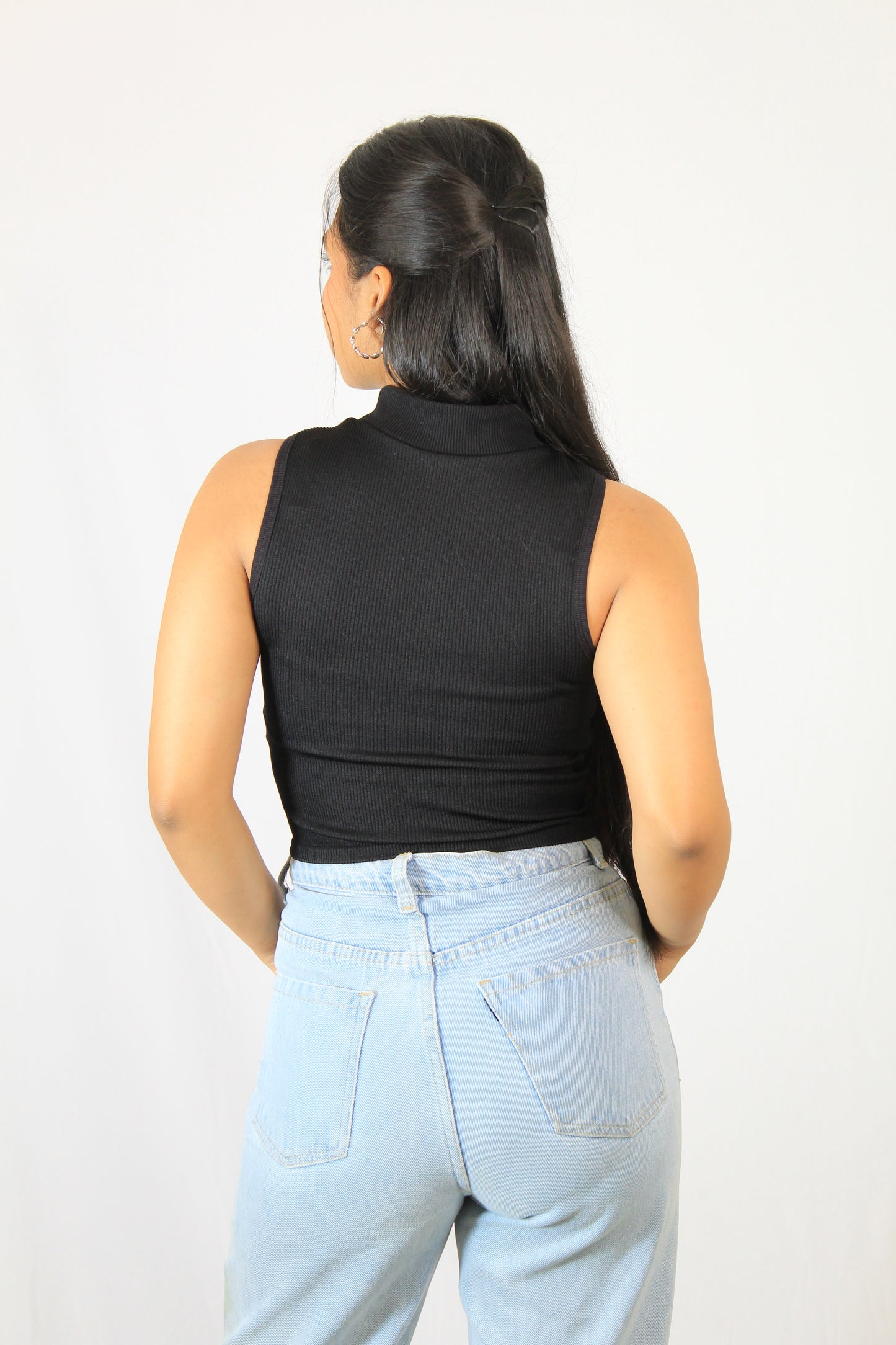 BLACK SLEEVELESS MOCK NECK CROP TOP