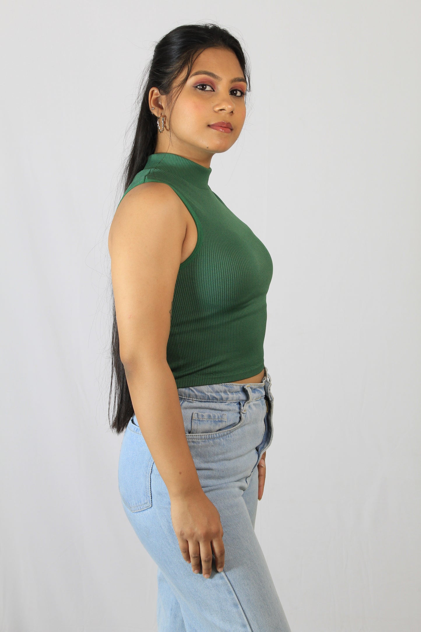 GREEN RIBBED HIGH-NECK SLEEVELESS CROP TOP