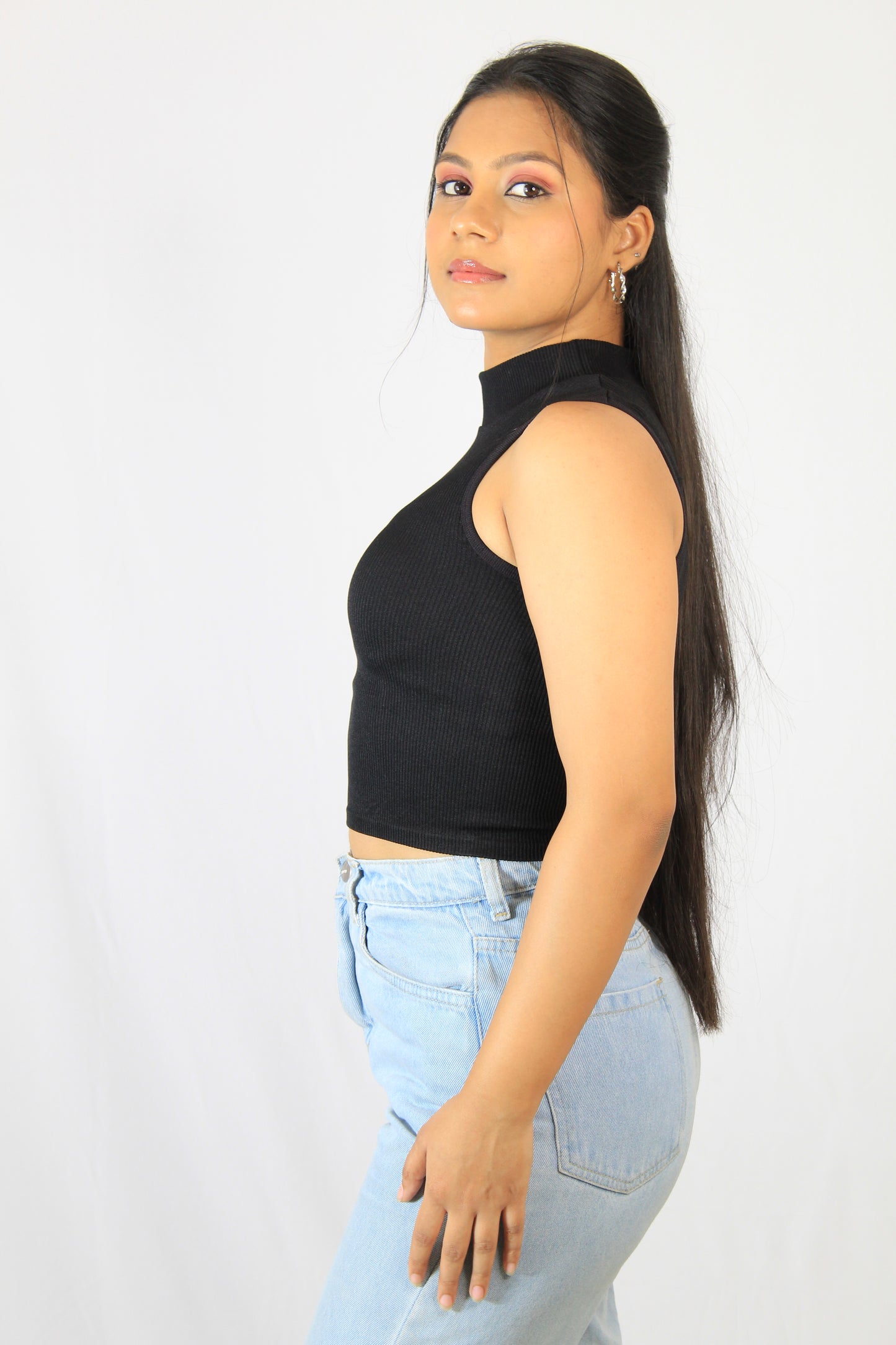 BLACK SLEEVELESS MOCK NECK CROP TOP